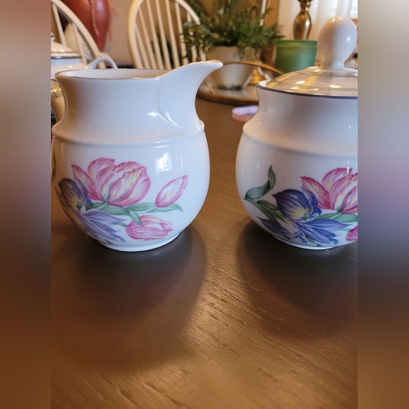 Royal Doulton Floral Creamer and Sugar Bowl Set - Picture 2 of 5